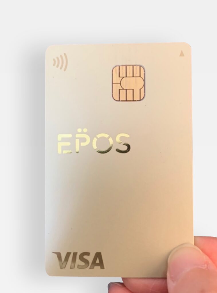 エポスゴールドカードは、上品な淡いゴールドが印象的なデザイン