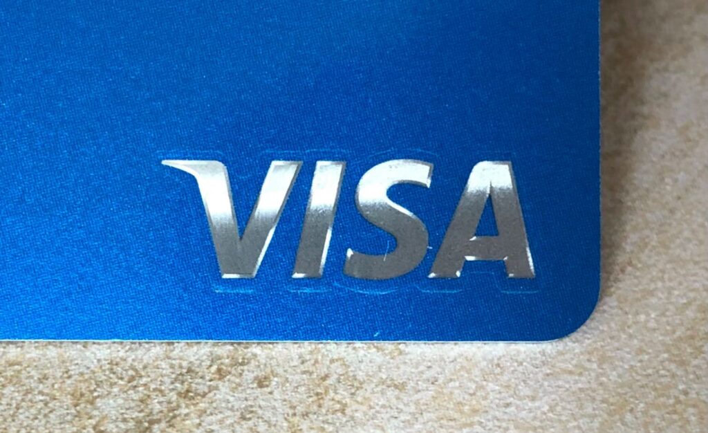 ビューカード スタンダードの実物券面のVisaのロゴのアップ
