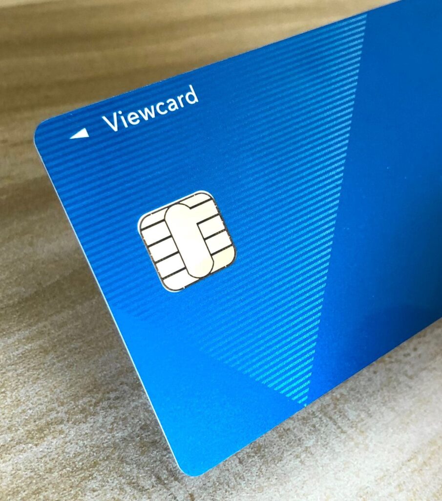 ビューカード スタンダードの実物券面のV型のグラフィックのアップ