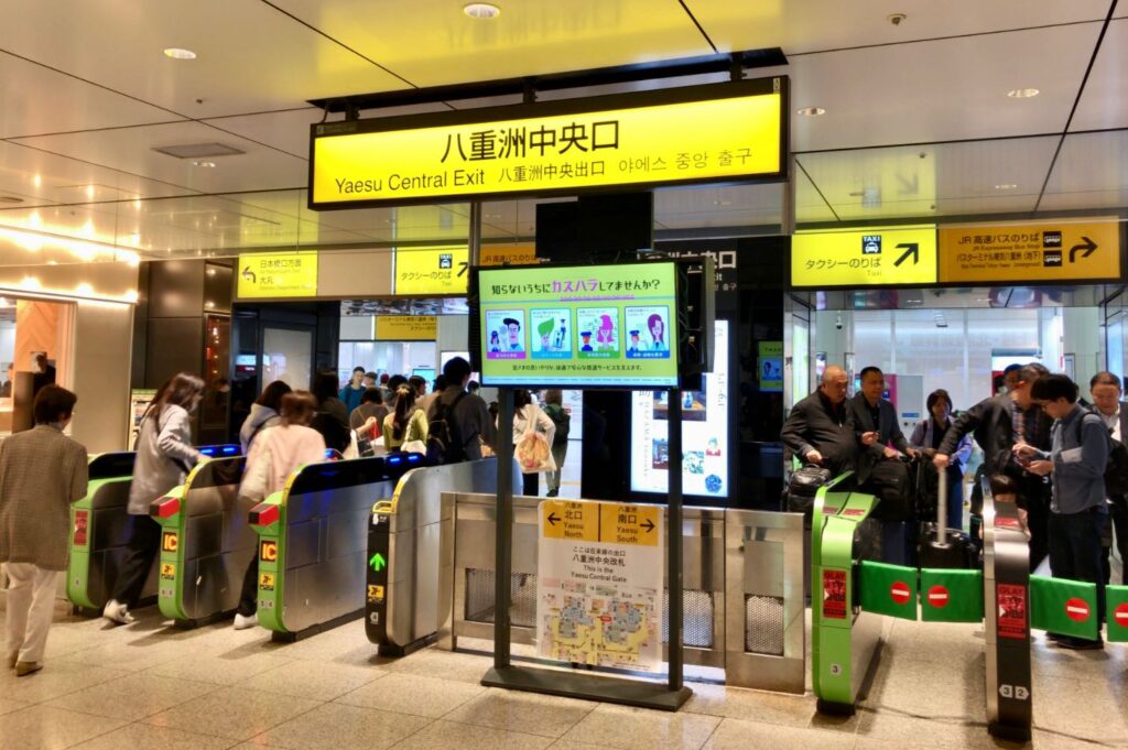 東京駅の八重洲中央口を出たところ