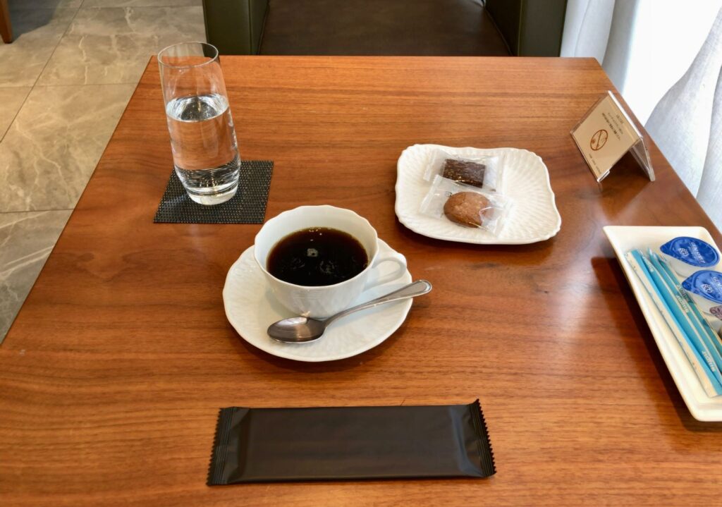 ビューゴールドラウンジで頂いたコーヒーとお菓子