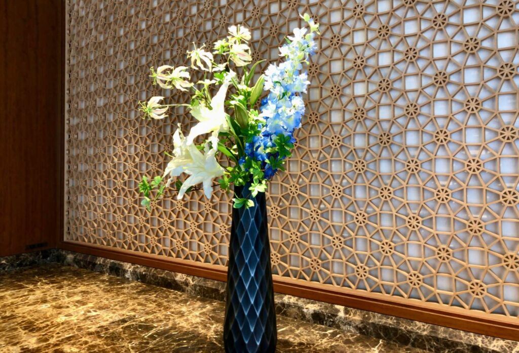 ビューゴールドラウンジに飾られた花瓶に生けられた花