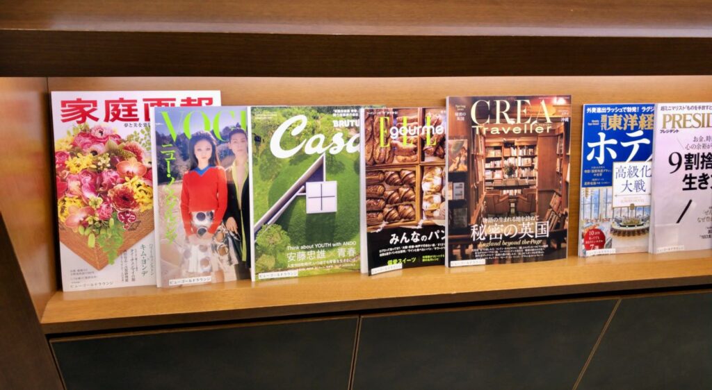 ビューゴールドラウンジの棚に置かれた雑誌