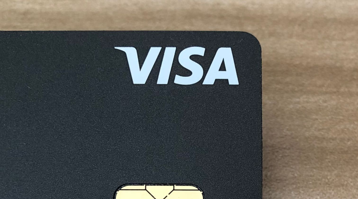 実物のPayPayカードのVisaのロゴのアップ