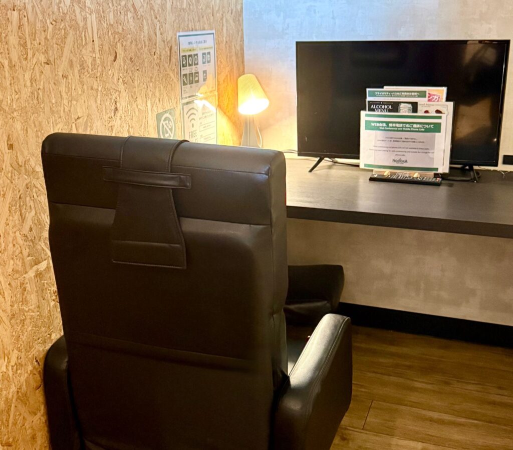 カフェラウンジNODOKAの個室内の様子。ソファーやテレビが置かれている。