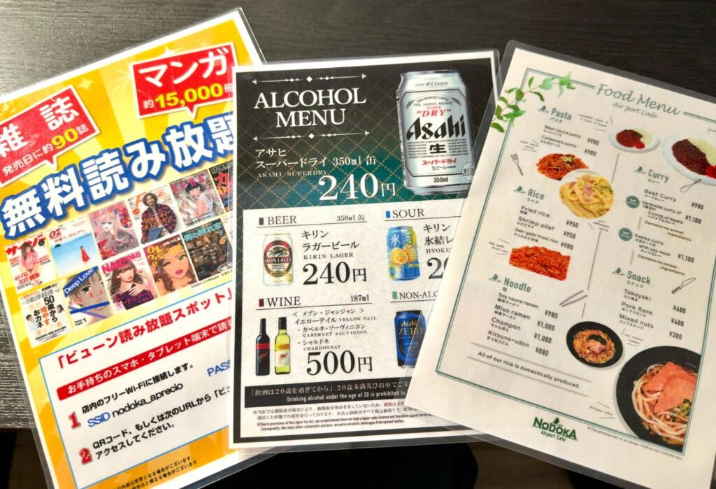 カフェラウンジNODOKAの個室内のに置かれた漫画・雑誌の読み放題、アルコール、軽食の案内