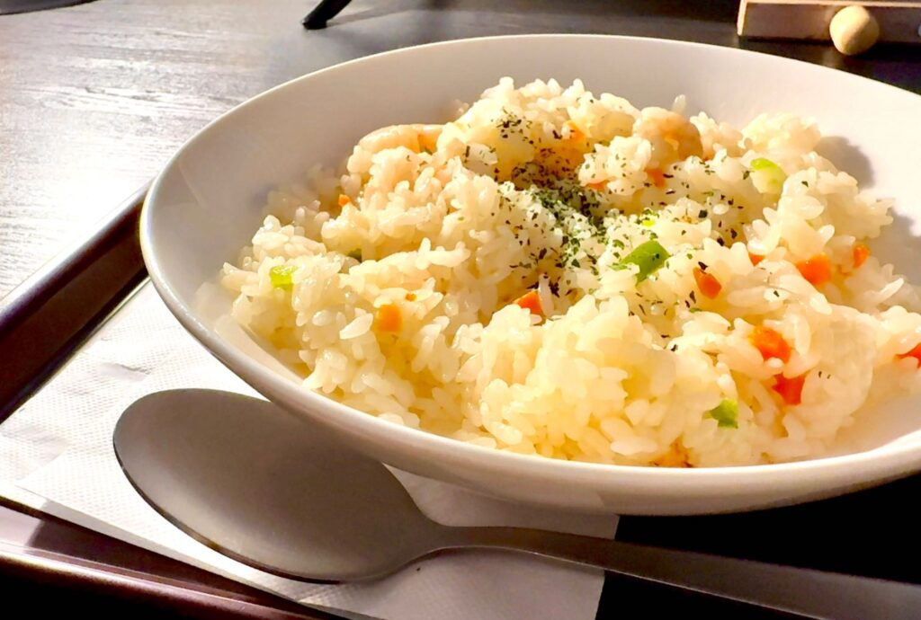 カフェラウンジNODOKAで提供された軽食のエビピラフ