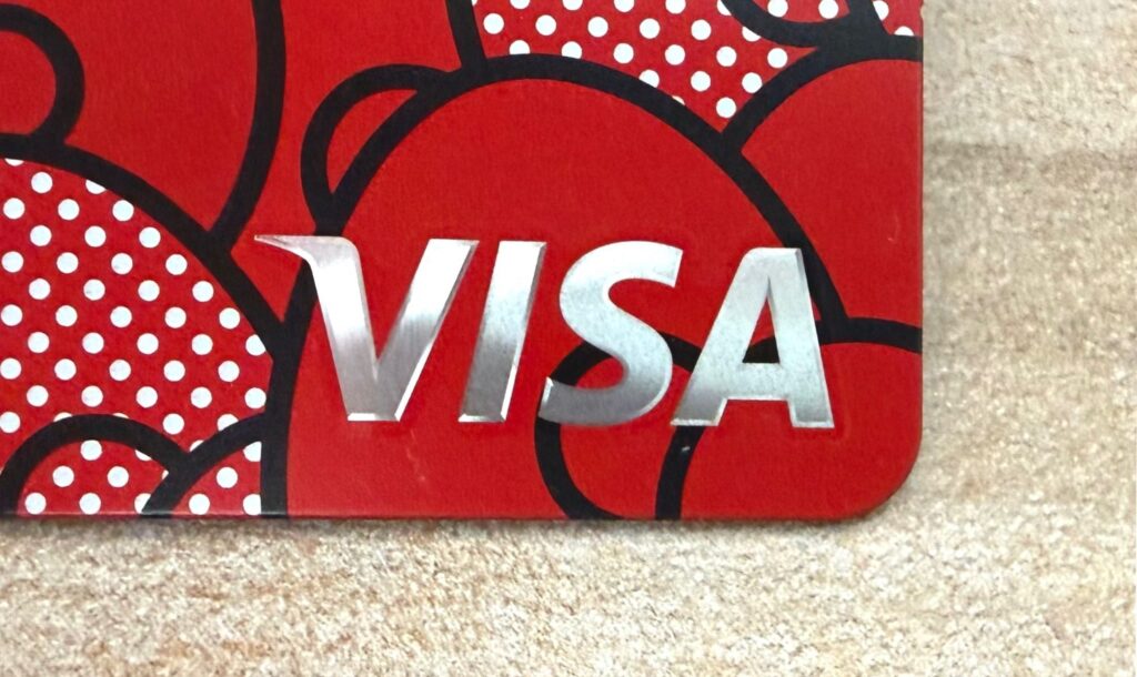 三井住友カード(NL)ハローキティデザインの実物写真(Visaのロゴ)