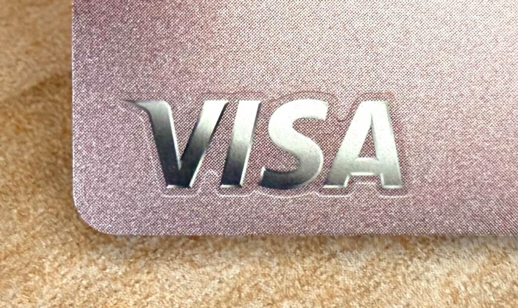 三井住友カード ゴールド(NL)ハローキティデザインの実物写真(Visaのロゴ)