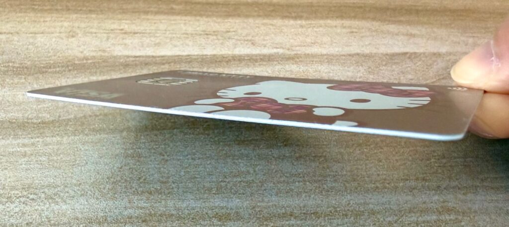 三井住友カード ゴールド(NL)ハローキティデザインの実物写真(側面)