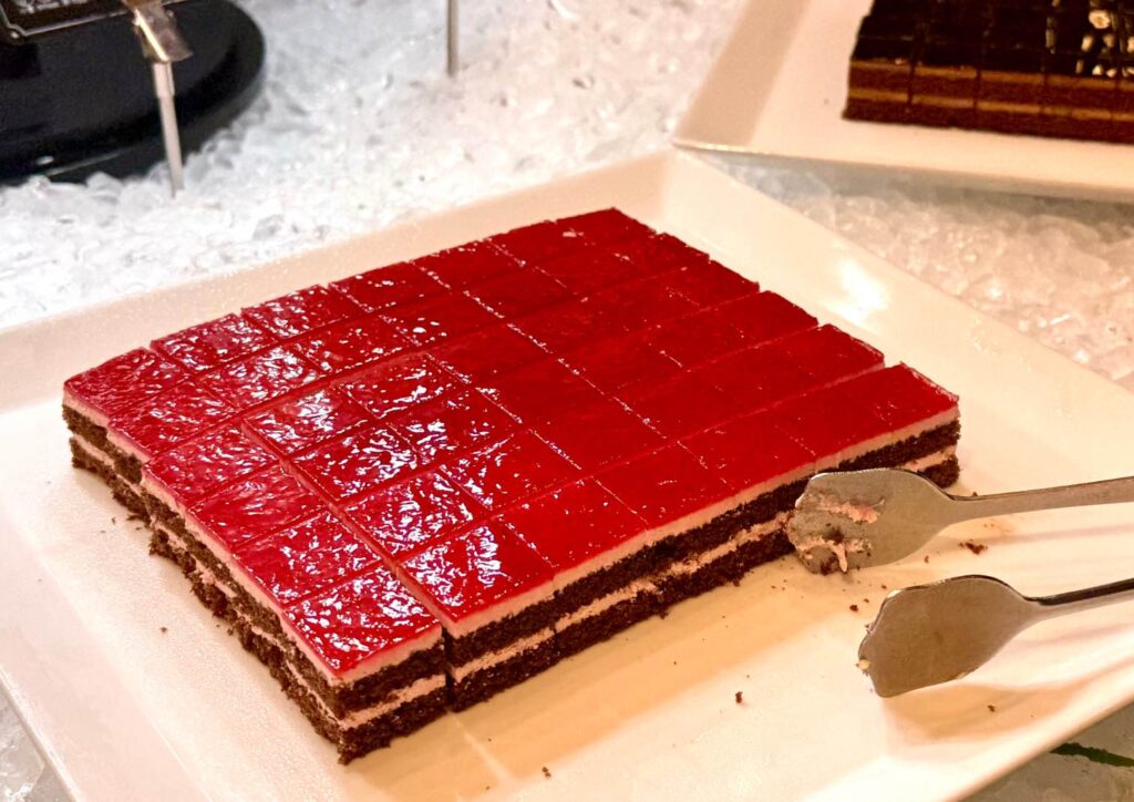ビュッフェ形式でケーキが並んだ様子