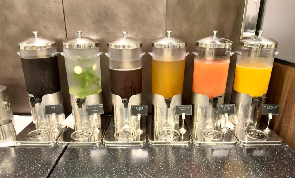 アイスティー、ウーロン茶、オレンジジュースなどのソフトドリンクの提供エリア