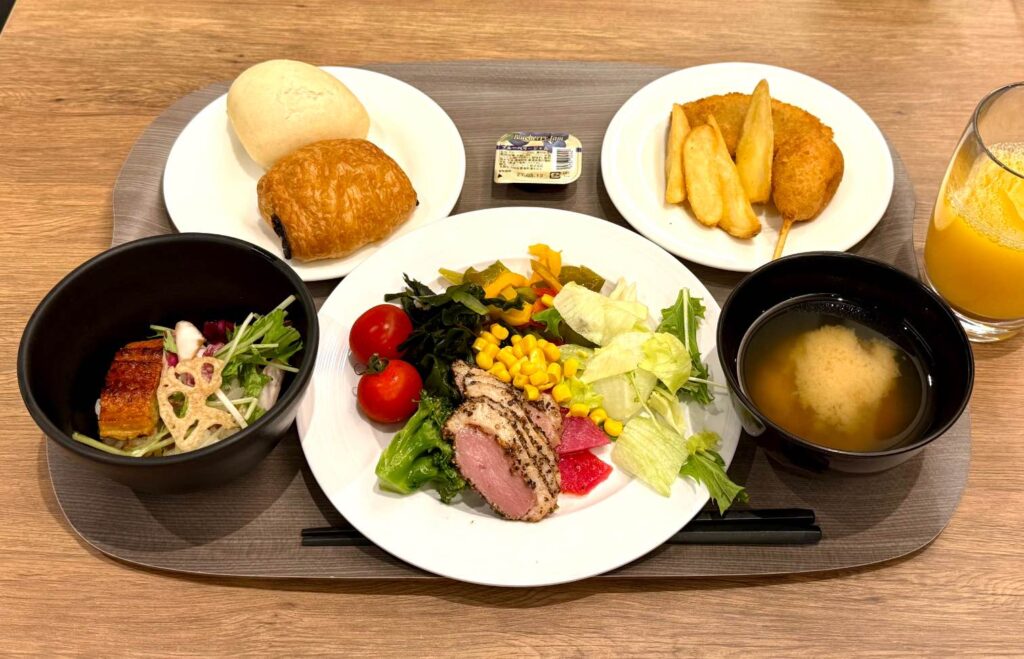 筆者が自分用に料理を盛り付けた様子。